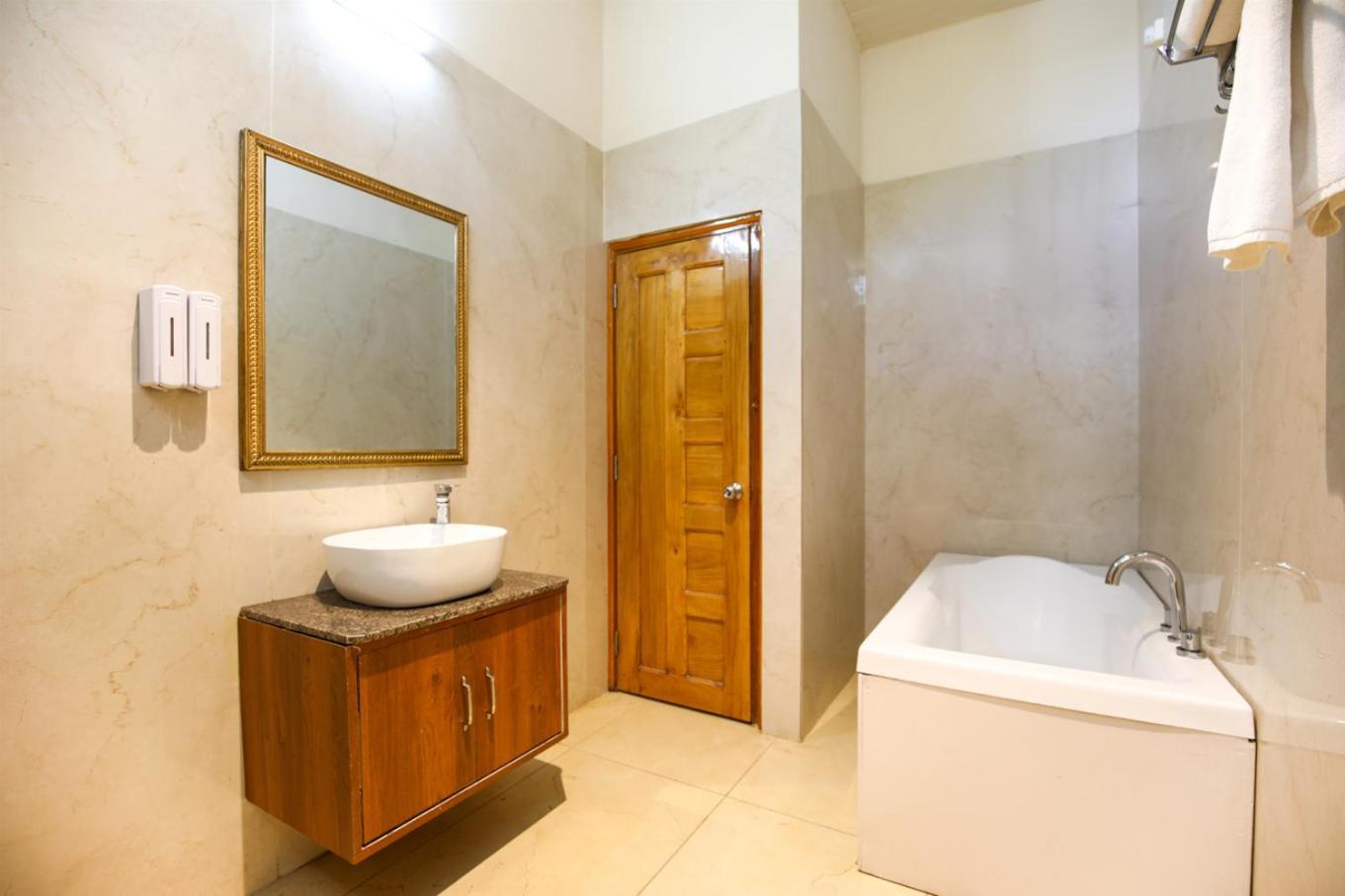 La Nicholas Lake View By Summit Hotels Shillong Exterior photo